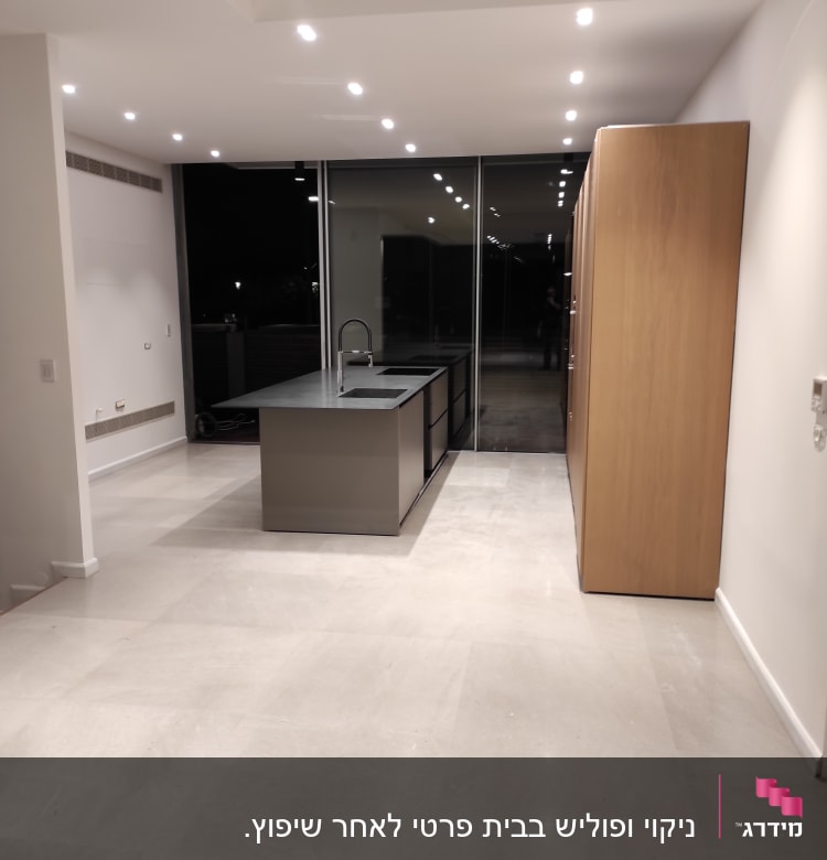 מטבח נקי עם רצפה מבריקה ומשטח עבודה מסודר